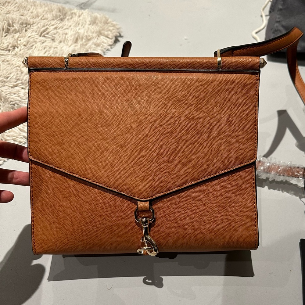 Double flap closure, magnetic and clasp.